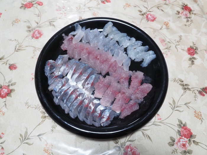 夫の釣果とその後(お刺身)_c0116915_23555906.jpg
