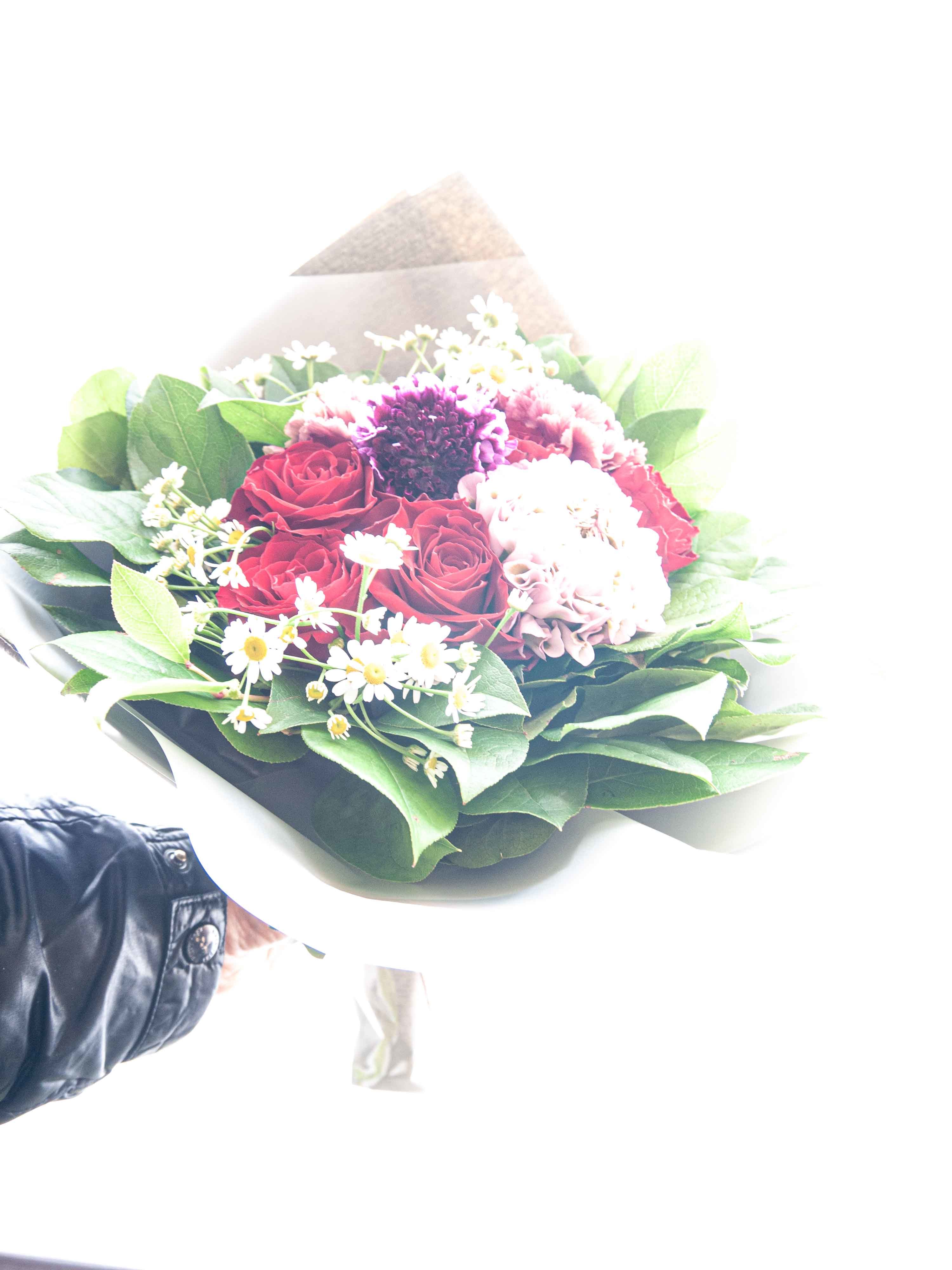 ピアノ発表会で先生への花束 華やか ル ケレス南円山ミュージアムホールにお届け 22 04 03 札幌 花屋 Mell Flowers