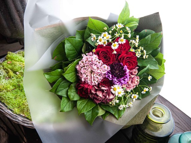 ピアノ発表会で先生への花束 華やか ル ケレス南円山ミュージアムホールにお届け 22 04 03 札幌 花屋 Mell Flowers