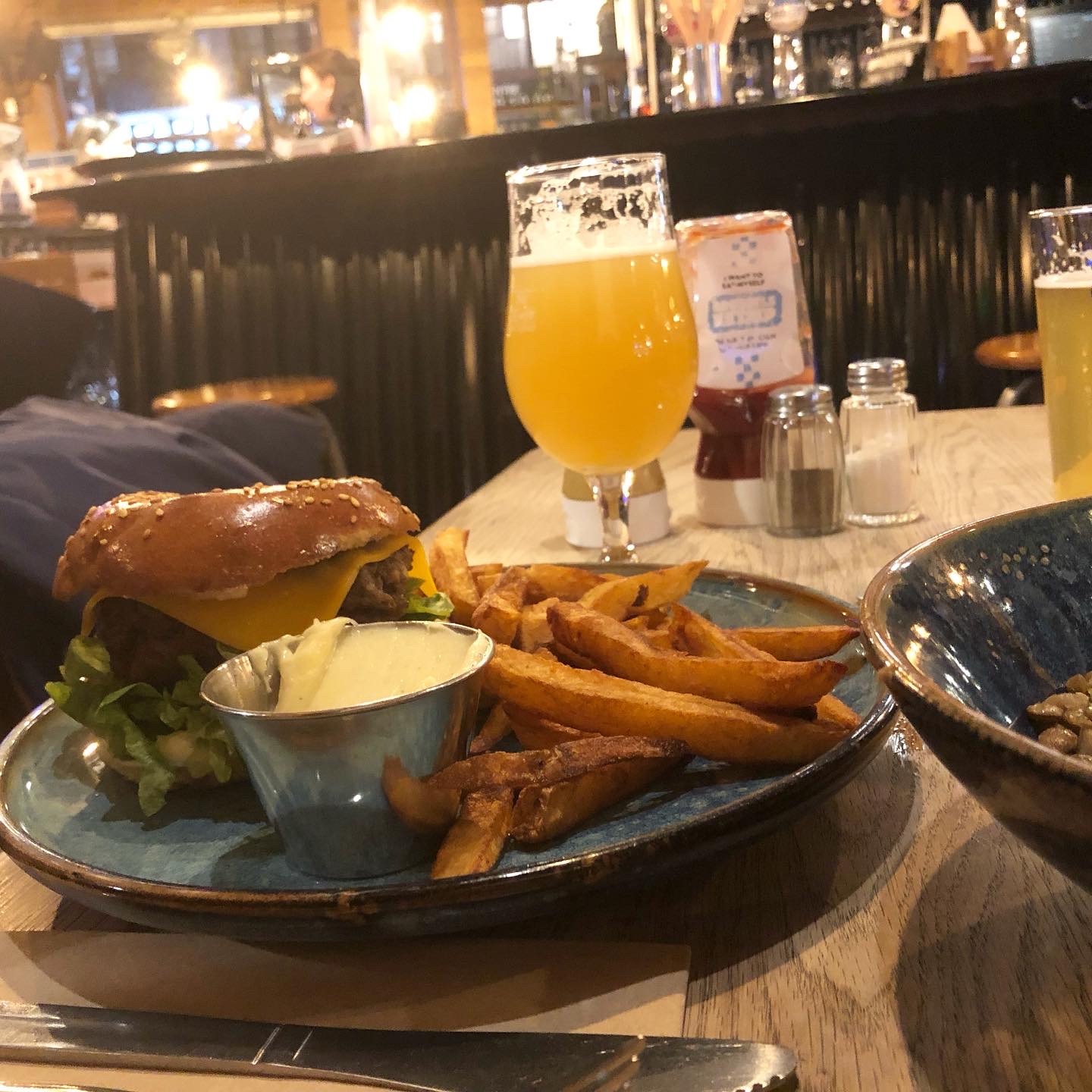 スカーベックのカーニバル、スカーベックのプリンスと乾杯! @カフェ・ヴァルヴィス ブリュッセル_a0231632_01195438.jpeg