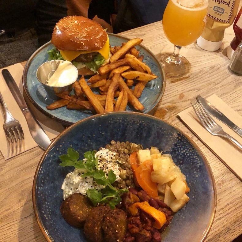 スカーベックのカーニバル、スカーベックのプリンスと乾杯! @カフェ・ヴァルヴィス ブリュッセル_a0231632_01202981.jpeg