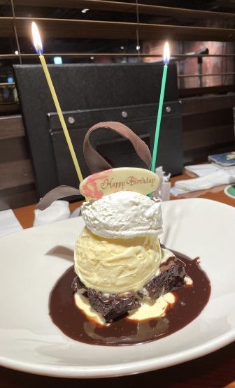 誕生日ディズニー パーク外でも素敵なサプライズ アウトバックステーキハウス イクスピアリ 東京ディズニーリポート