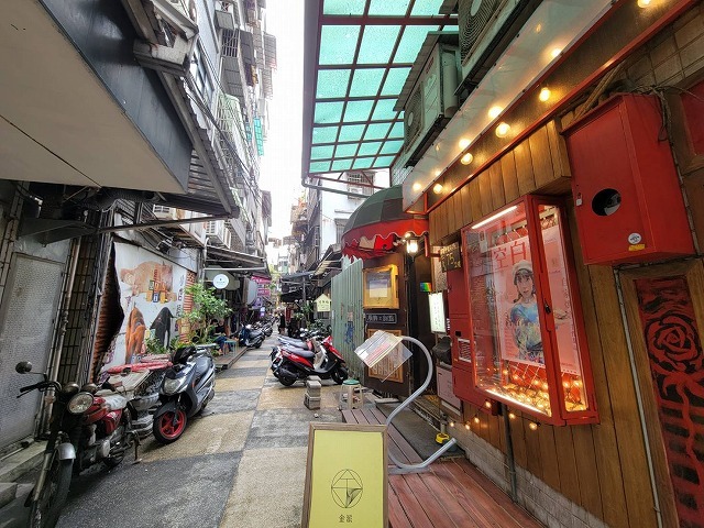 【基隆カフェ】巡り②ミルフィールが台湾一美味しかった！アパレルとの複合カフェ「空白服飾-金派甜點」_b0182708_07283907.jpg