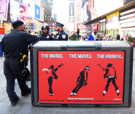 とてもカッコいい、ブロードウェイ・ミュージカル『MJ The Musical』のポスター_b0007805_02113426.jpg