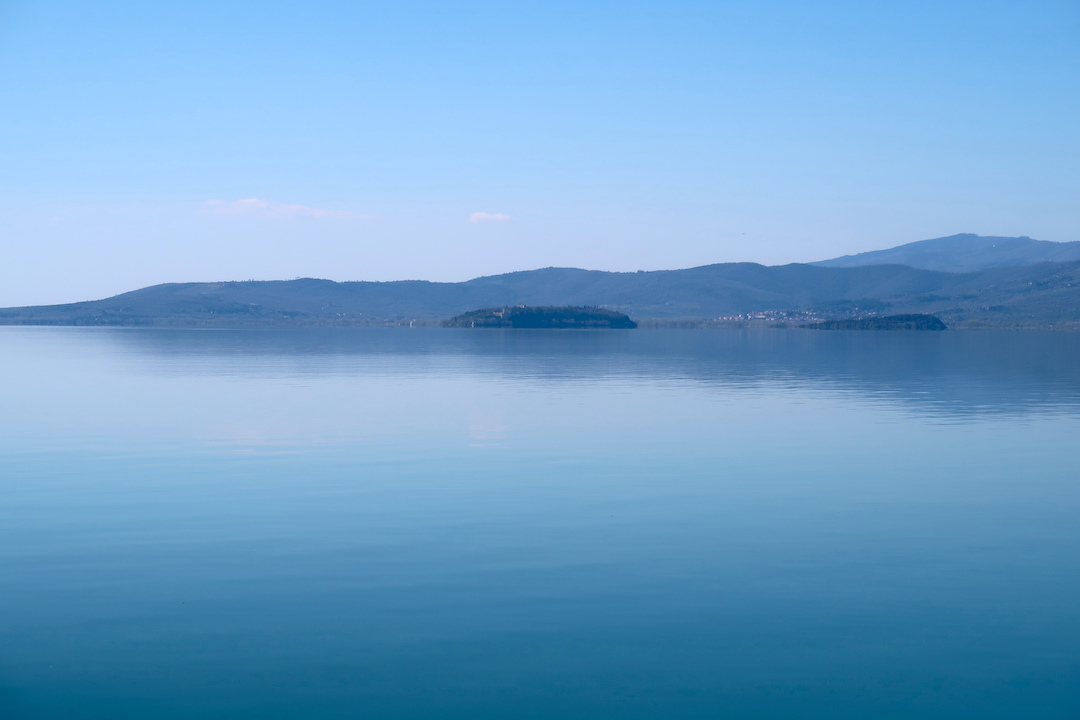 青いあおいトラジメーノ湖を船でポルヴェーセ島へ_f0234936_19451791.jpg