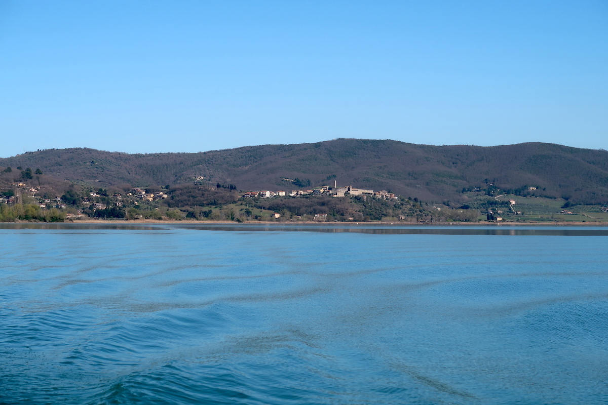 青いあおいトラジメーノ湖を船でポルヴェーセ島へ_f0234936_19491078.jpg