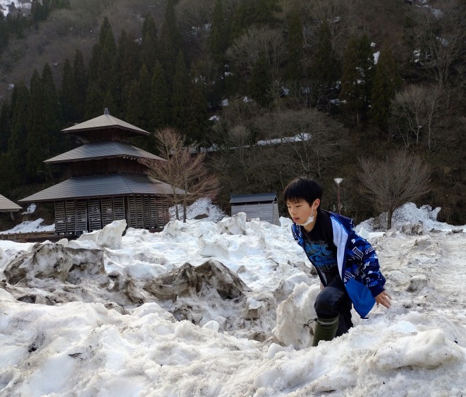 新入生は雪遊び、そして夕食のお手伝い_d0265607_11541303.jpg