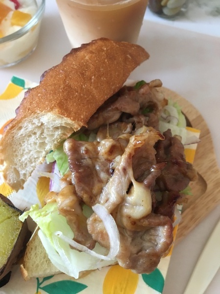 ハニーマスタードポークでバケットサンド_b0417696_20333150.jpeg