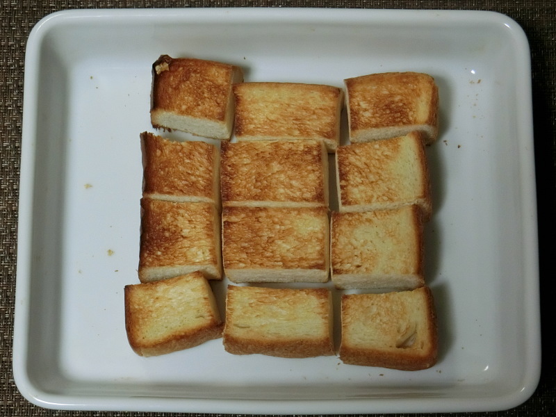 食パンを小さく切ってオーブントースターで焼いてみました_d0398611_20354524.jpg