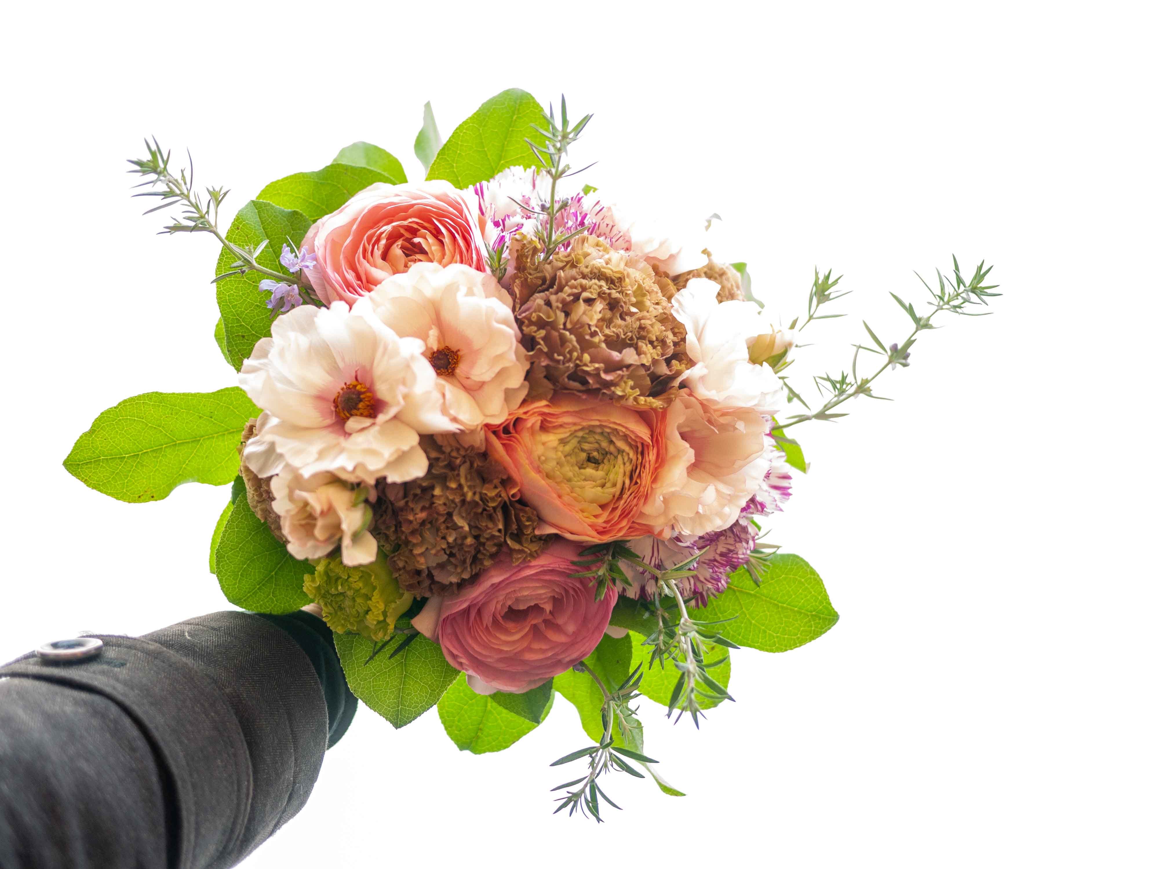 月命日に花束 シックな雰囲気をベースに 22 04 09 札幌 花屋 Mell Flowers