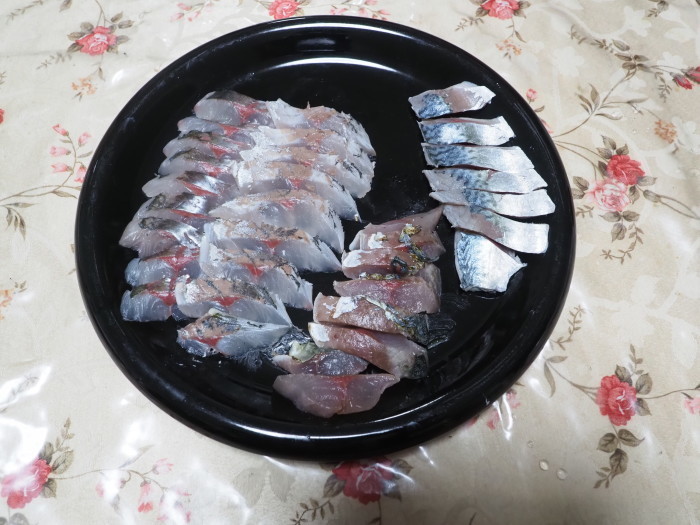 夫の釣果とその後(お刺身としめさば)_c0116915_00315346.jpg