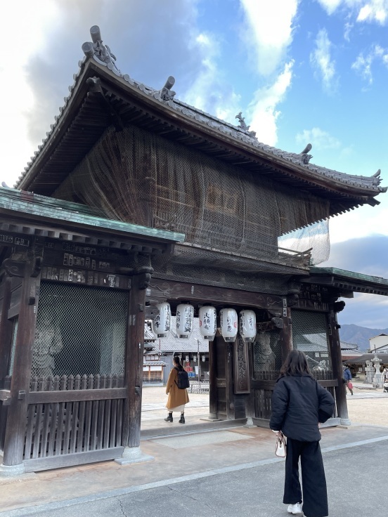 念願の！日本三景『宮島』厳島神社へ。大鳥居は70年ぶりの大改装中_f0023333_23385029.jpg