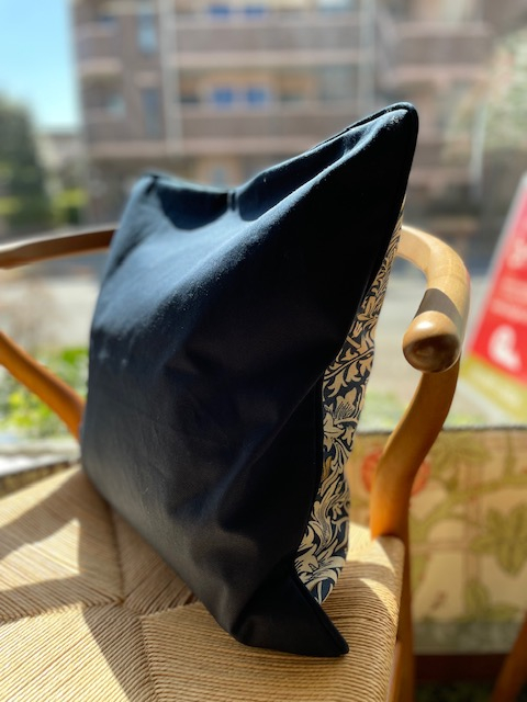 ウィリアムモリスの『スネークヘッド』で『テーブルセンター』と『クッション』を作りました by interior styling of bright_c0157866_20005370.jpg