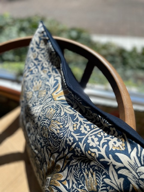 ウィリアムモリスの『スネークヘッド』で『テーブルセンター』と『クッション』を作りました by interior styling of bright_c0157866_20011025.jpg