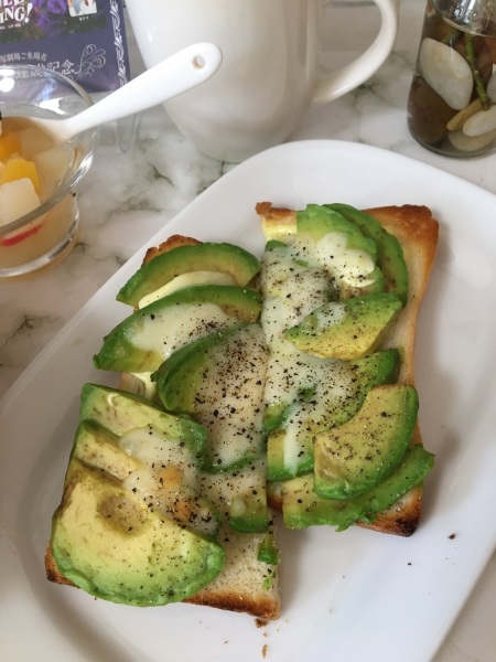 アボカドトースト　サラダ盛り合わせ_b0417696_00325694.jpeg