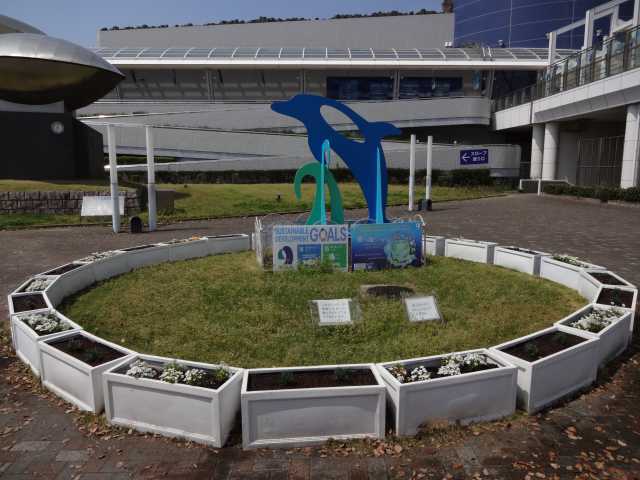 名古屋港水族館前のプランター花壇の植栽R4.4.11_d0338682_08183778.jpg