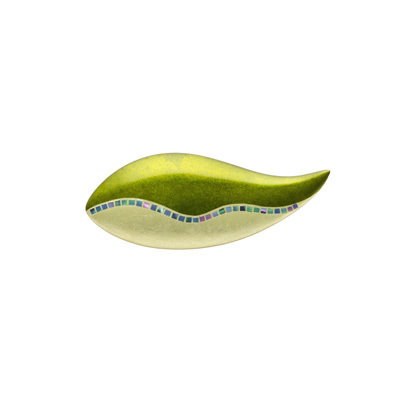 身につける漆 漆のアクセサリー ブローチ さかな 螺鈿ライン ピスタチオ色 坂本これくしょんの艶やかで美しくとても軽い和木に漆塗りのアクセサリー SAKAMOTO COLLECTION wearable URUSHI accessories Makie brooches Fish mother-of-pearl pistachio green 金箔に繊細な螺鈿ラインが目を惹く蒔絵、青貝箔の微妙な色差による重なりによりヨーロピアンテイストの艶やかで美しい格調あるオリジナルの格調ある人気のグリーンカラー、バチカン付きでペンダントとしても素敵に使えます。 #ブローチ #brooches #さかなブローチ #金箔蒔絵 #FishBrooches #螺鈿蒔絵 #ピスタチオ色 #PistachioGreen #軽いブローチ #漆のブローチ #漆塗り #軽さを実感 #耳が痛くない #身につける漆 #坂本これくしょん #会津