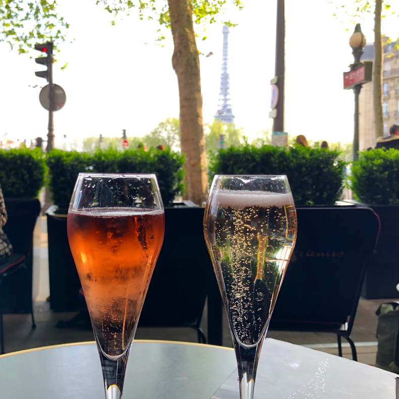 エッフェル塔を眺めるテラスで 若いジェレネーションのシャンパン EPCを飲む!_a0231632_21551887.jpeg