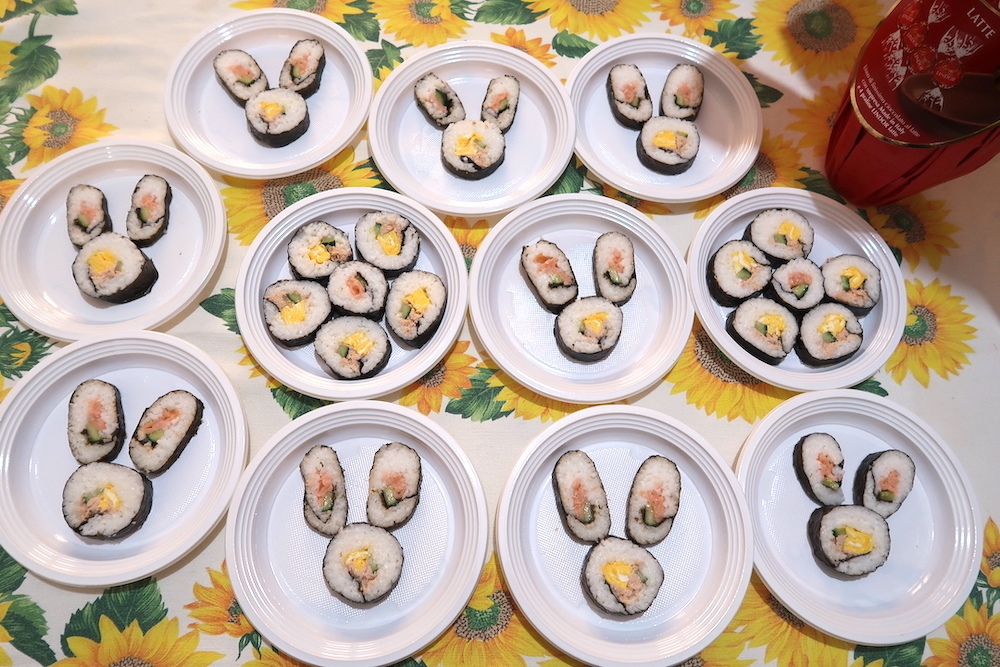 復活祭 うさぎ寿司・チョコ卵 ミサと復活し花咲く椿_f0234936_00332852.jpg