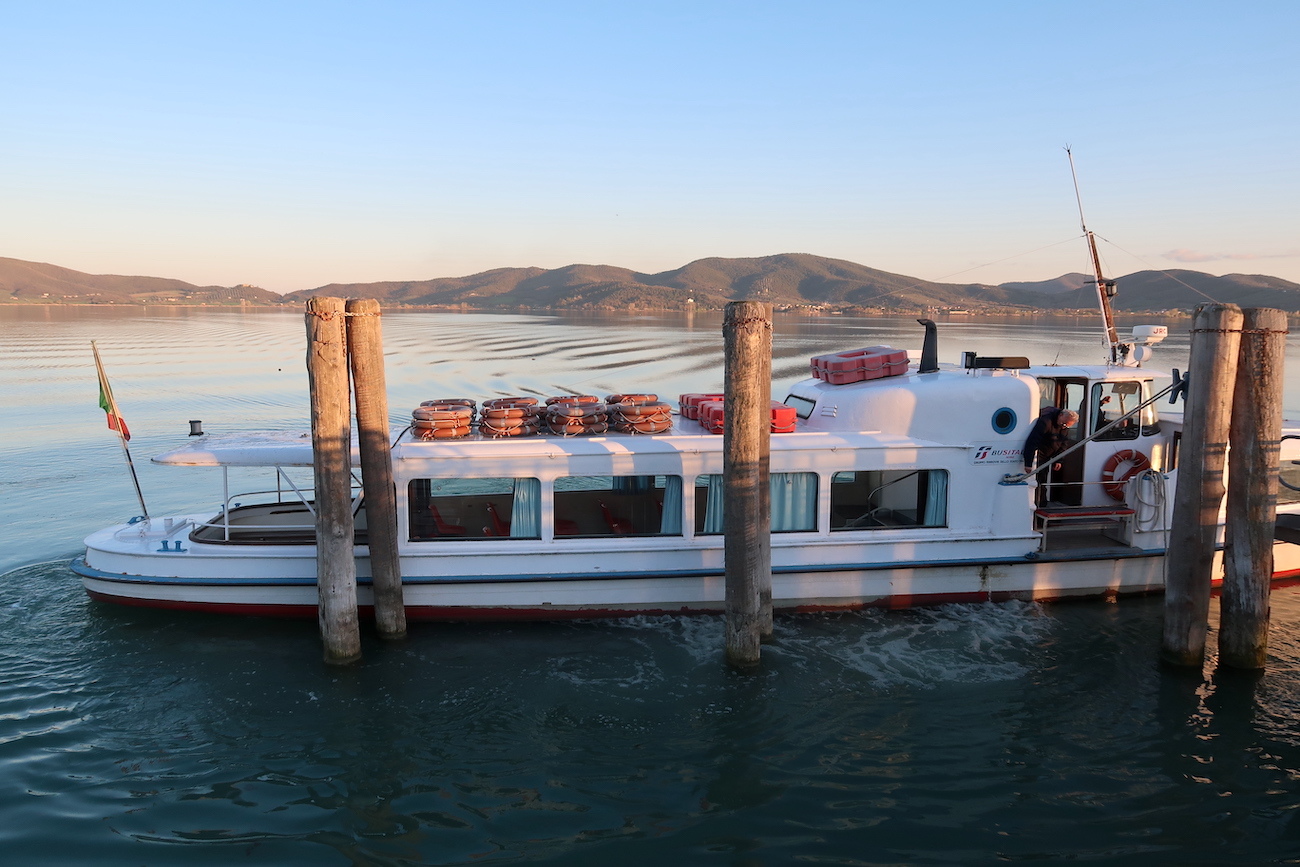 水鳥と風景眺め船を待つポルヴェーセ島、トラジメーノ湖_f0234936_23552586.jpg