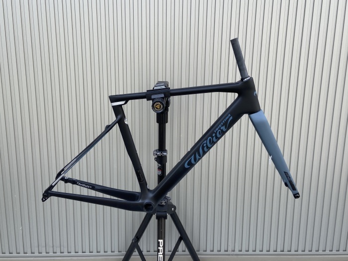 <2022年モデル発表⑩! 展示サンプルのレイブSLRのマットブラック>_a0386742_17125542.jpg