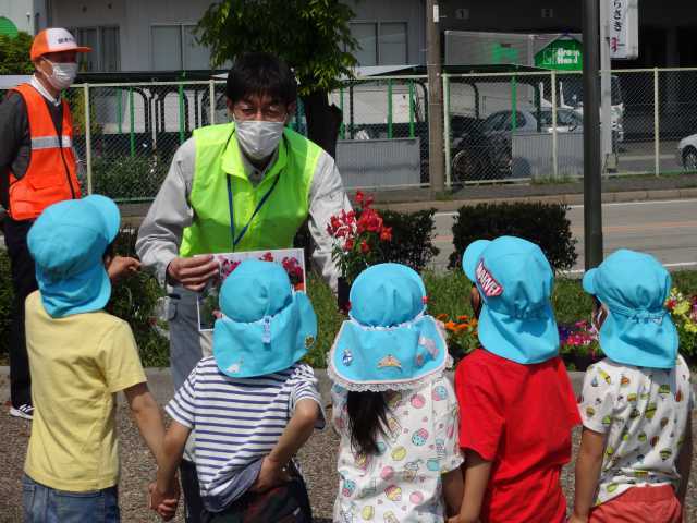 港保育園の子ども達と大手銀杏の会の皆さんとの花の植替_d0338682_14172490.jpg