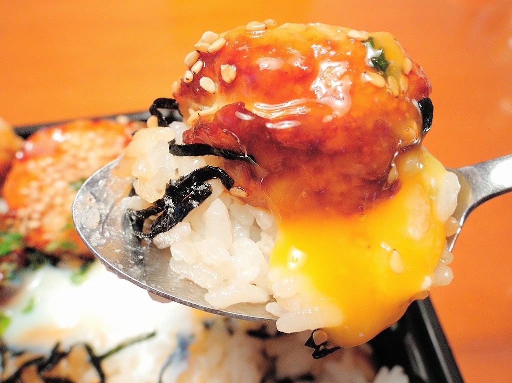 オーケーストアのお弁当(鶏つくね温玉丼)@自宅_b0418600_21465512.jpg