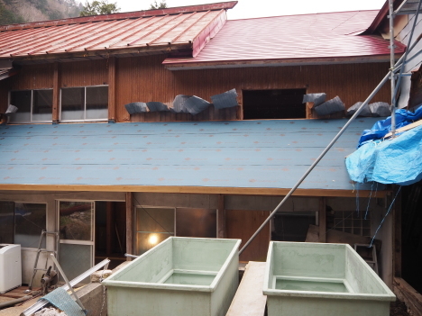 落ちた屋根の修復が一部終わりました！_f0219043_20323901.jpg