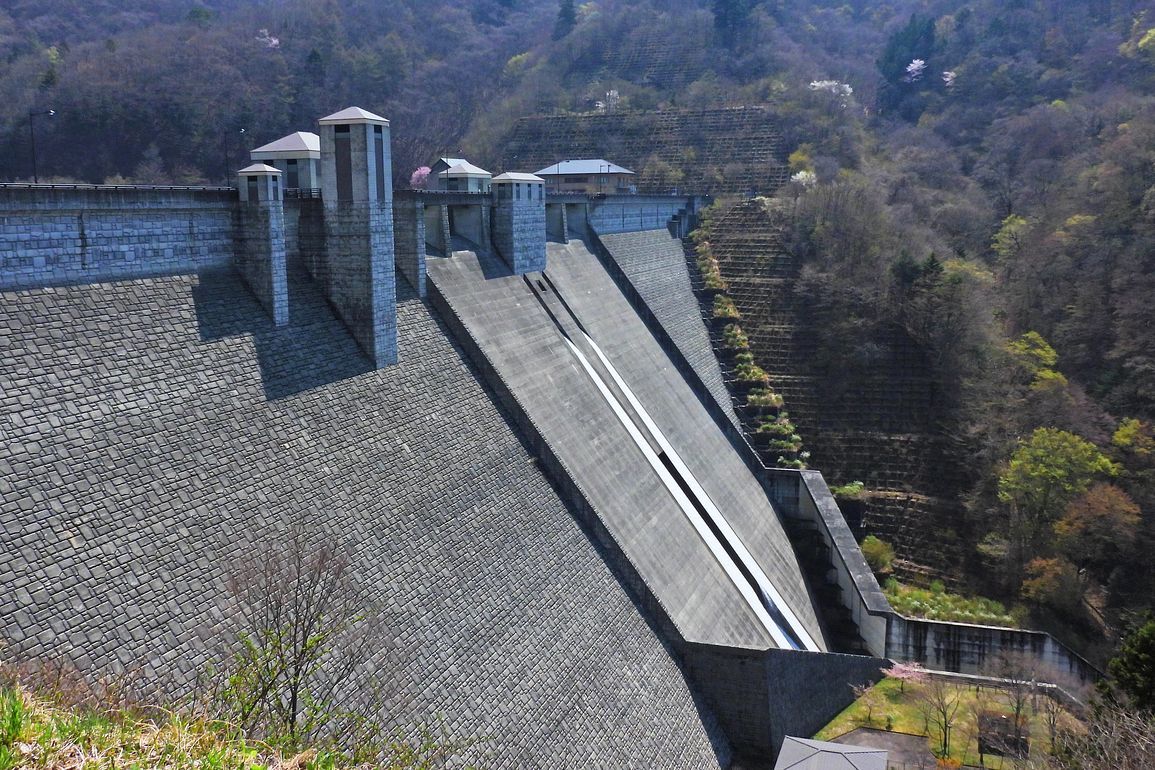 四万川ダムって キレイな姿形が気に入った ４月１９日奥四万湖紀行 私のデジタル写真眼