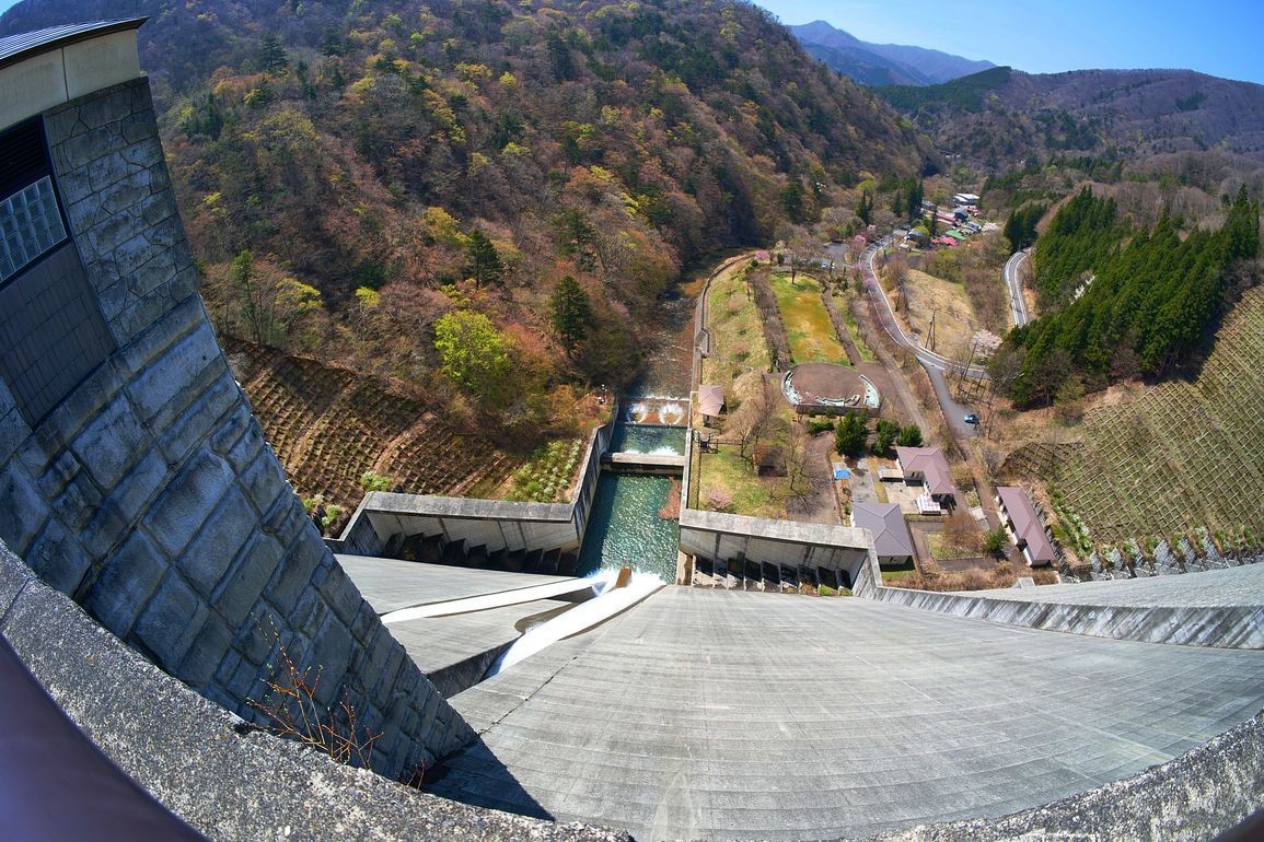 四万川ダムって、キレイな姿形が気に入った♪・・・4月19日奥四万湖紀行♪_a0031821_16063621.jpg