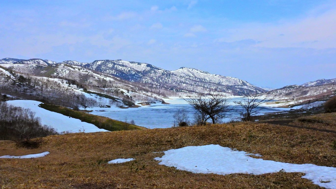 天空の湖「野反湖」。湖面は未だ雪の下だった・・・４月２３日、晴れてくれて、素晴らしい雪景色を見られた。_a0031821_06273172.jpg