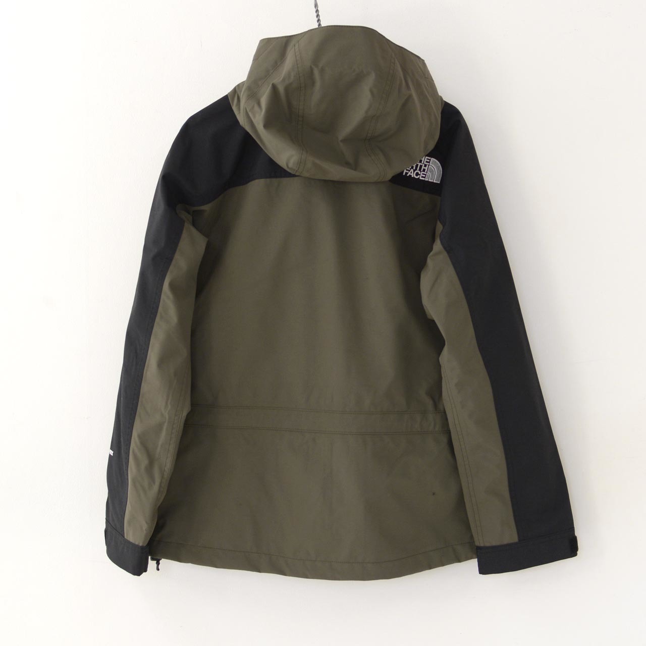 THE NORTH FACE [ザ ノースフェイス正規代理店] W Mountain Light Jacket [NPW61831] _f0051306_09293432.jpg