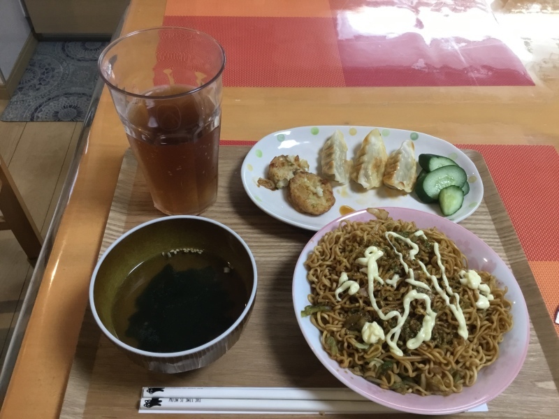あじさい荘夕食 焼きそば 餃子 きゅうりの漬け物 小お好み焼き わかめスープ 今日の献立