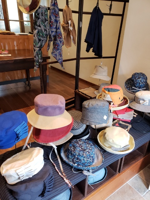 空飛ぶ帽子店
