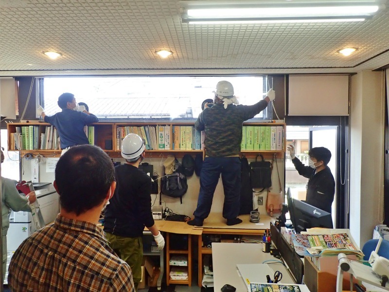 会館事務室のガラスの交換修繕が行われました_c0336902_21383200.jpg