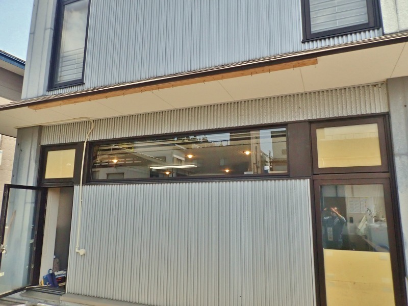 会館事務室のガラスの交換修繕が行われました_c0336902_21383964.jpg