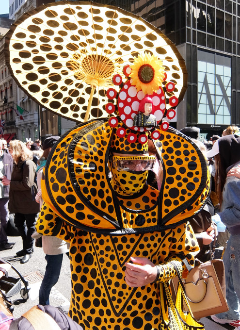 NY五番街のイースター・パレードで見かけた草間彌生さんの熱狂的ファン_b0007805_02555893.jpg