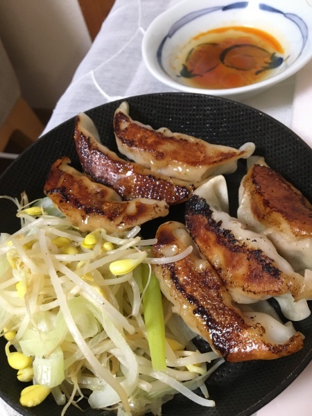 焼き餃子と蒸し炒めの子大豆モヤシ_b0417696_20364983.jpeg