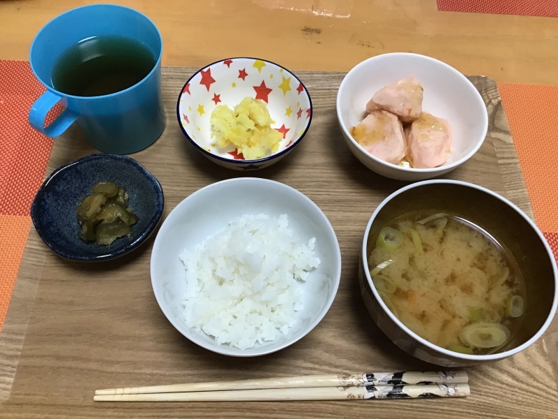 あじさい荘朝食　カニのふわふわ豆腐　さつまいもサラダ  漬け物　みそ汁　ごはん_c0357519_09153712.jpeg