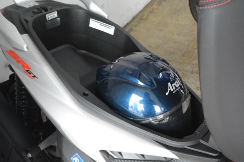 アプリリア　SRGT２００　展示開始です_d0100125_14402716.jpg
