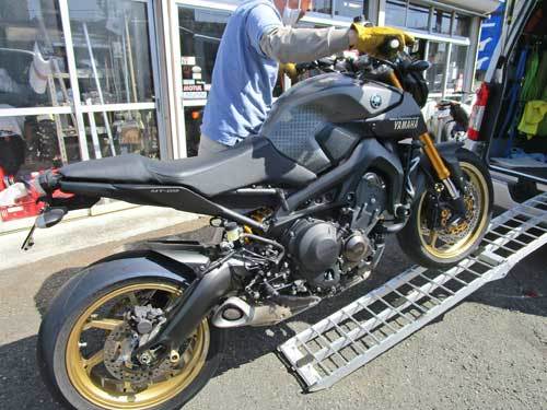 K5さん号 Mt 09のタイヤ交換やら油脂類交換でワイワイと 笑 バイクパーツ買取 販売 バイクバッテリーのフロントロウ