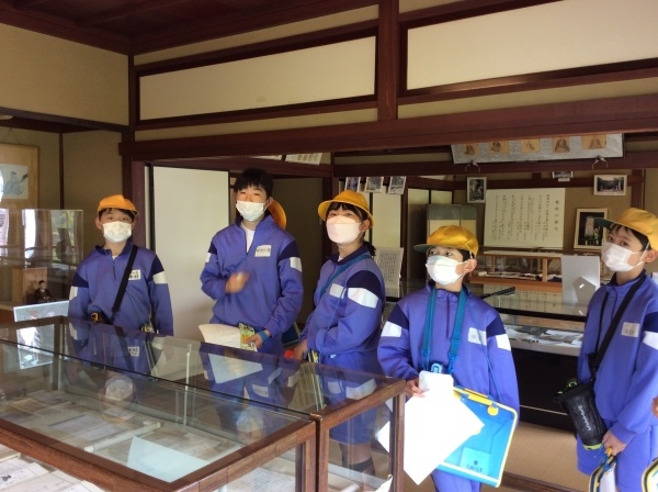 山中小学校５・６年生が温泉街を散策して、「芭蕉の館」を訪れました。_f0289632_21261843.jpg