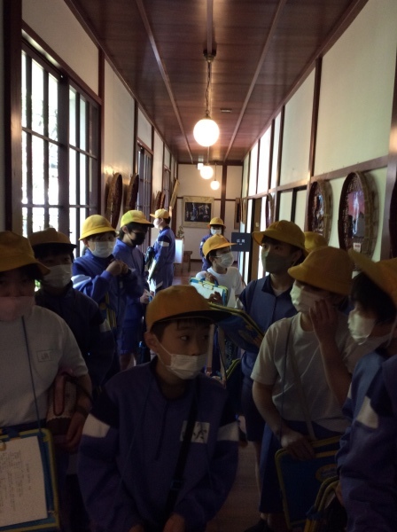 山中小学校５・６年生が温泉街を散策して、「芭蕉の館」を訪れました。_f0289632_21263874.jpg
