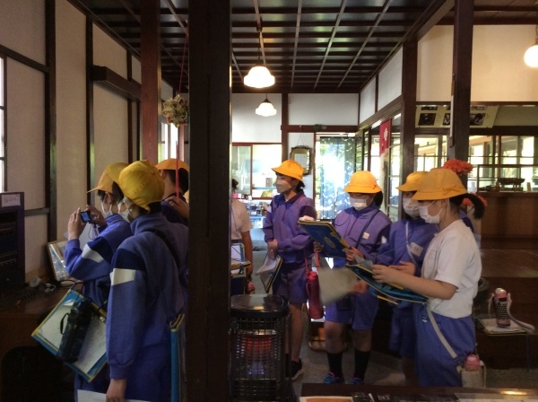 山中小学校５・６年生が温泉街を散策して、「芭蕉の館」を訪れました。_f0289632_21265673.jpg