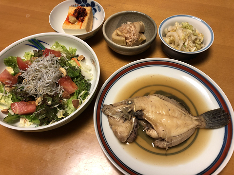 カワハギ煮つけと サラダと 筍煮物と 白菜ナムルと 絹揚げ それにお味噌汁 かやうにさふらふ