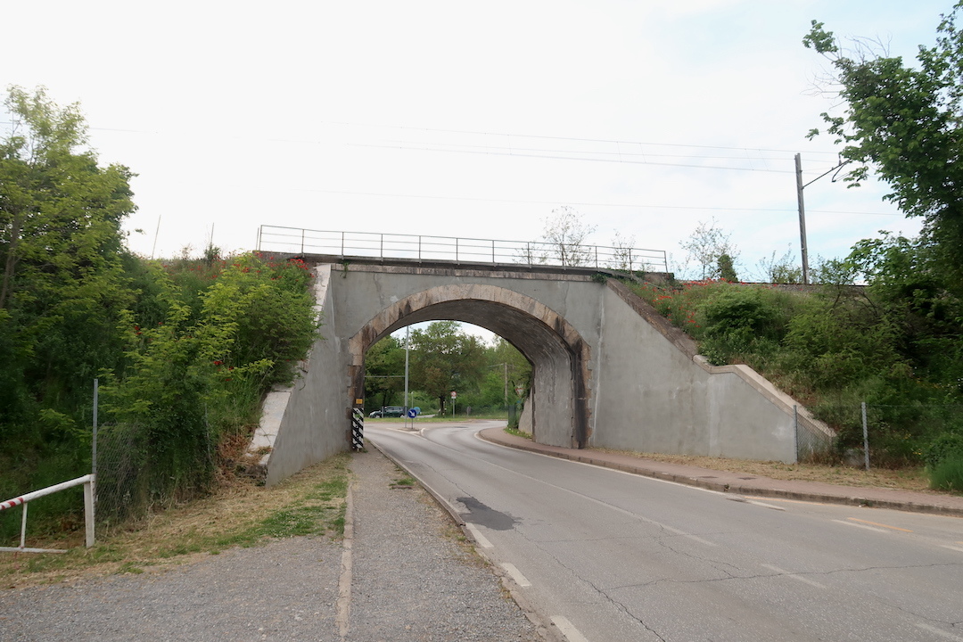 花と緑彩る道をペルージャ サッカー競技場まで_f0234936_20083635.jpg