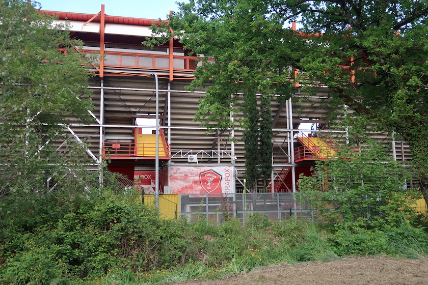 花と緑彩る道をペルージャ サッカー競技場まで_f0234936_20312224.jpg