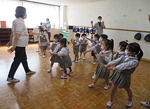 Action words and daily songs_e0325335_10221400.jpg