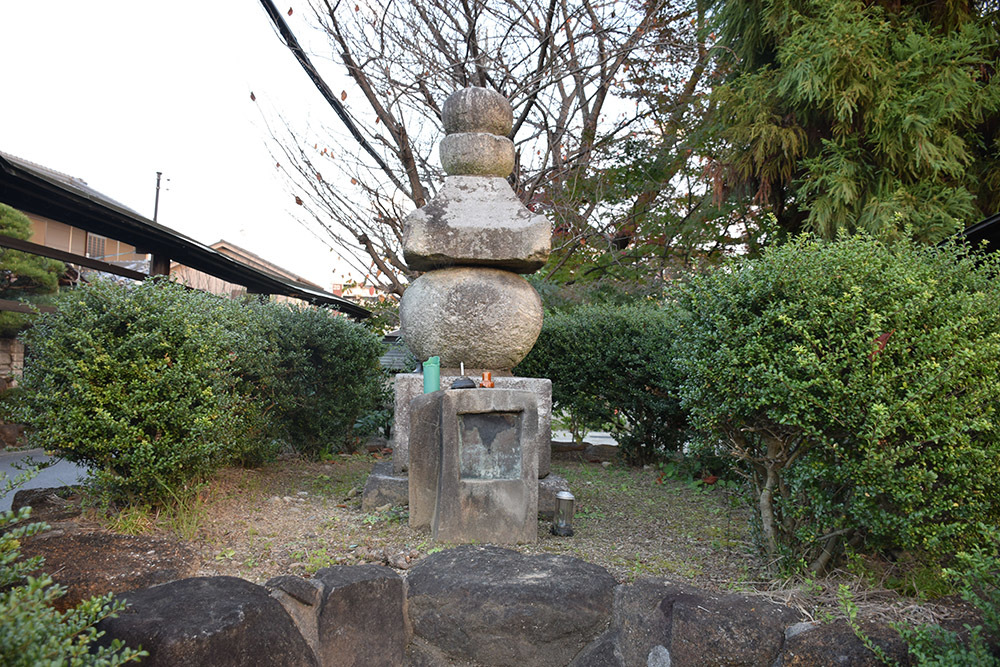 松永久秀の供養塔と伝わる立野五輪塔。_e0158128_13505344.jpg