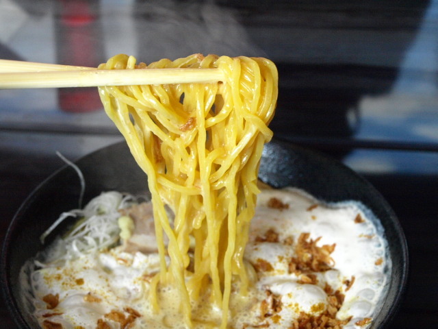 麺屋 雷文 その2(泡カレーらーめん)_d0153062_20275707.jpg